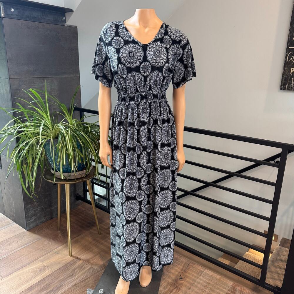 Mountain Mamas Medallion Print Smocked Waist Maxi Dress Size Medium Black White